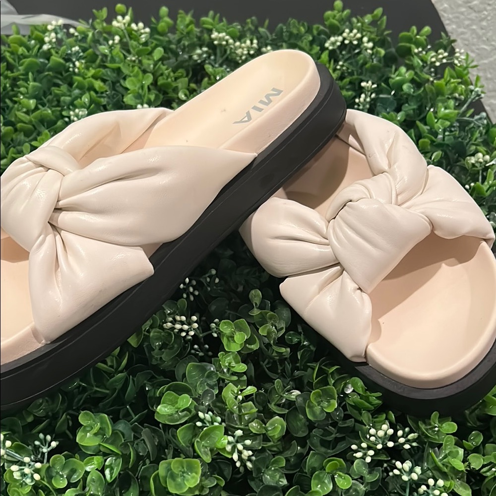 MIA Yellow Ruffled Sandals - Picture 4 of 7